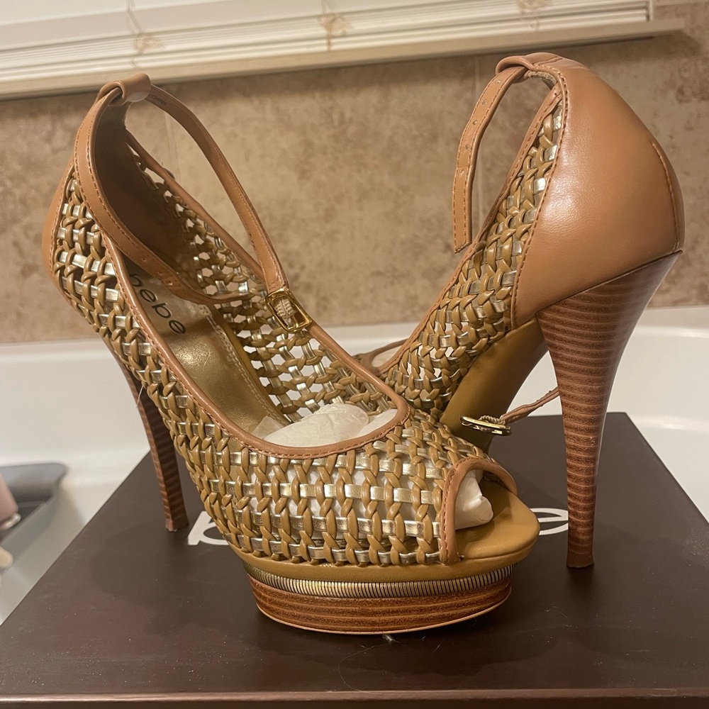 Tan and gold heels absolutely stunning. Worn 1X. Come with a box.
